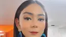 Wanita 33 tahun ini juga sempat memakai anting berwarna biru dan merah. Penampilannya tambah memukau dengan makeup flawless. Suka memakai anting yang berbeda dari biasanya ini membuat Thalita terlihat tampil beda dari artis lain. Jika kebanyakan artis memakai anting yang simpel, wanita kelahiran 1988 ini justru sebaliknya. (Liputan6.com/IG/@thalitalatief)