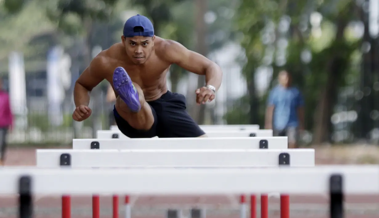 Atlet lari gawang Indonesia, Rio Maholtra, melakukan latihan jelang SEA Games 2019 di Stadion Madya, Jakarta, Senin (7/9). Selain sebagai atlet, Rio adalah seorang tentara yang bertugas mengawal Presiden. (Bola.com/M Iqbal Ichsan)