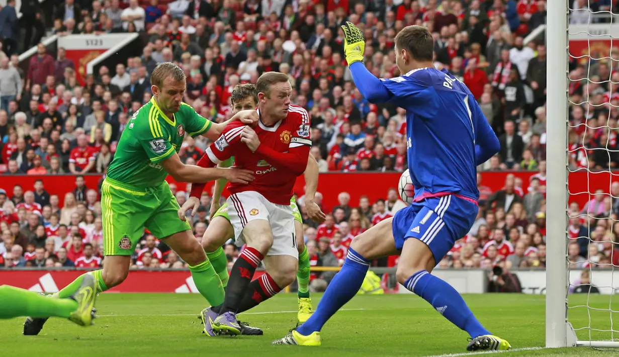 Proses terjadinya gol yang dicetak pemain Manchester United, Wayne Rooney ke gawang Sunderland pada laga Liga Inggris di Stadion Old Trafford, Manchester, Sabtu (26/9/2015). (Action Images via Reuters/Jason Cairnduff)