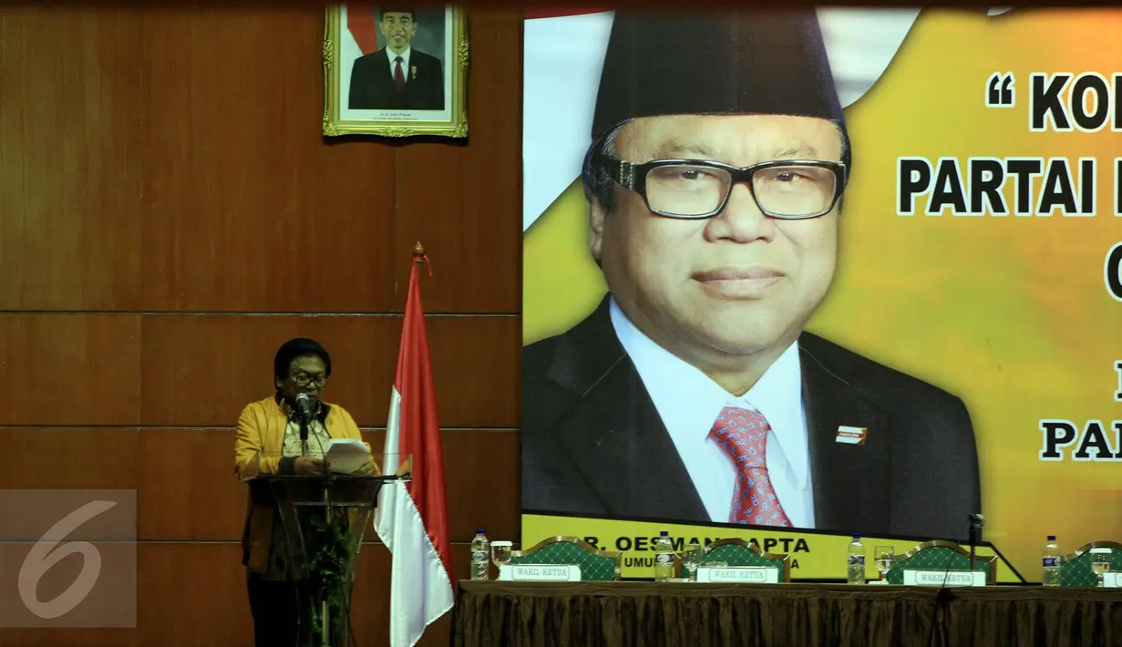 Ketua Umum Partai Hanura Oesman Sapta Odang berpidato dalam Rapat Pleno Partai Hanura, Jakarta, Kamis (4/5). Selain itu rapat pleno tersebut juga membahas strategi pemenangan pilpres 2019 mendatang. (Liputan6.com/Johan Tallo)