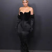 Kylie Jenner jelas menjadi pusat perhatian dengan penampilannya kali ini. Luar biasa dalam balutan gaun Mugler berwarna hitam, Kylie Jenner mengenakan head-piece dan gloves yang senada dengan off-the-shoulder dress-nya.