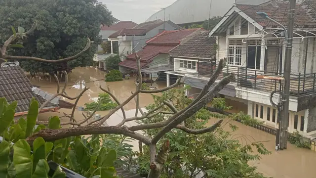 Banjir mengepung permukiman warga di belakang Stadion Patriot Chandrabaga, Kayuringin, Kota Bekasi. (Foto dokumentasi warga)