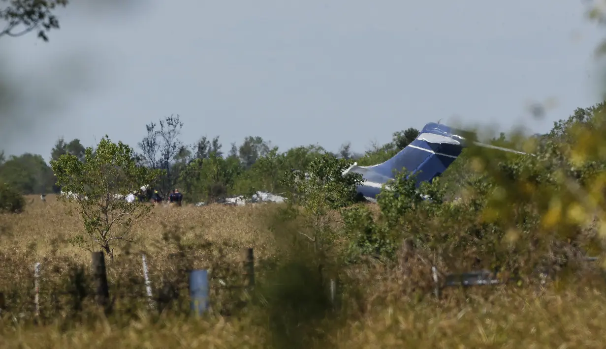 Sisa-sisa pesawat yang terbakar setelah gagal lepas landas dari Bandara Eksekutif Houston terlihat di Brookshire, Texas, Amerika Serikat, Selasa (19/10/2021). Pesawat jet tersebut membawa 18 penumpang menuju Boston. (Godofredo A. Vásquez/Houston Chronicle via AP)