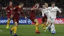 Gelandang Real Madrid, Luka Modric, menggiring bola saat melawan AS Roma pada laga Liga Champions di Stadion Olimpico, Roma, Selasa (27/11). AS Roma takluk 0-2 dari Real Madrid. (AP/Andrew Medichini)