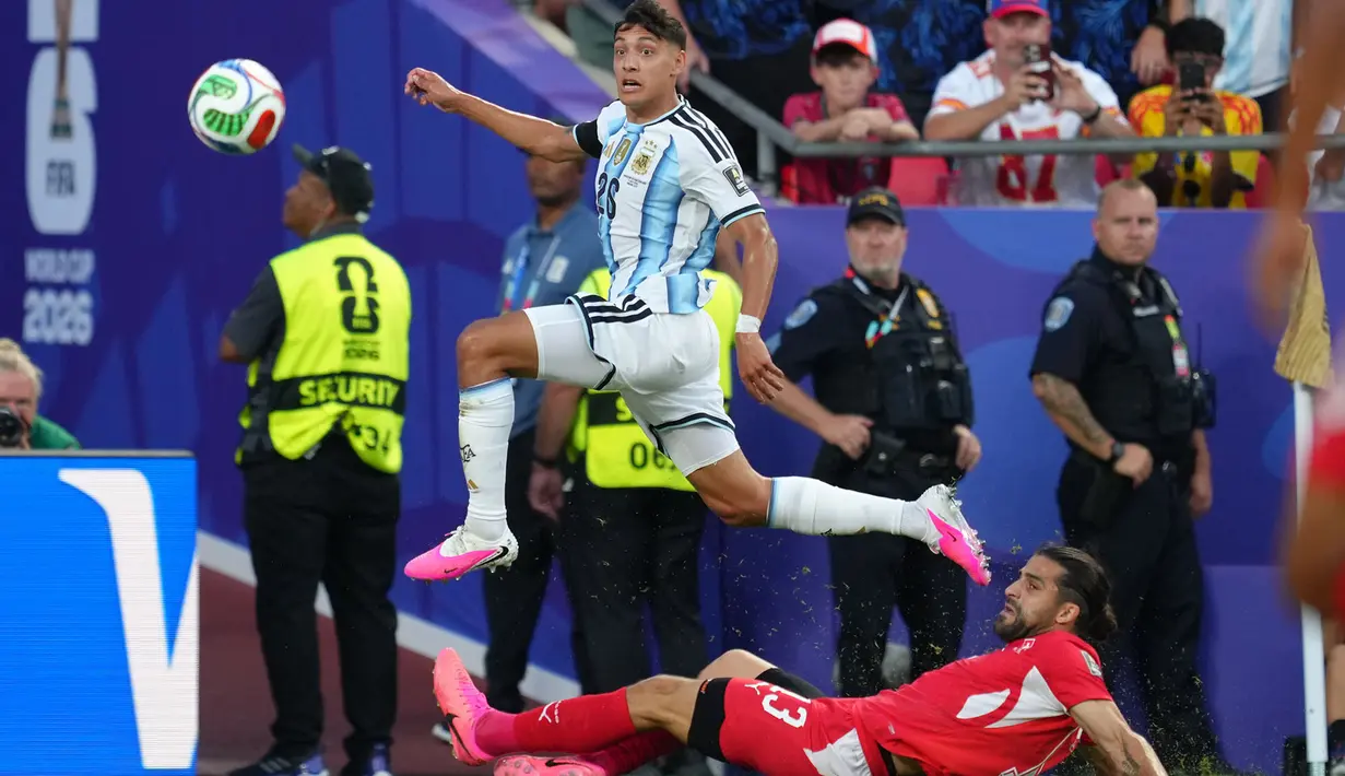 Pemain Argentina Nahuel Molina berebut bola dengan pemain Swiss Ricardo Rodriguez selama pertandingan perempat final Piala Dunia antara Argentina dan Swiss di Kansas City, Mo., Sabtu, 11 Juli 2026. (AP Photo/Ed Zurga)