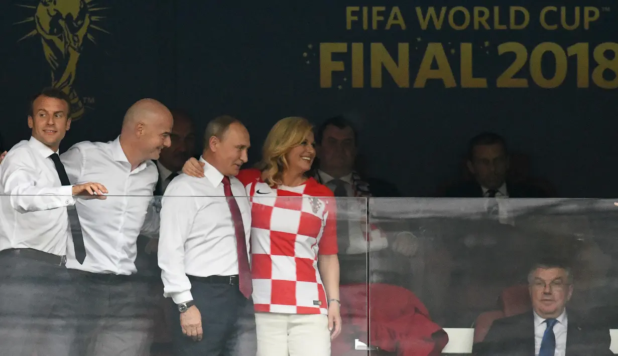 Presiden Prancis Emmanuel Macron, Presiden FIFA Gianni Infantino, Presiden Rusia Vladimir Putin dan Presiden Kroasia Kolinda Grabar-Kitarovic foto bersama menjelang final Piala Dunia 2018 di Stadion Luzhniki, Moskow (15/7). (AFP Photo/Christophe Simon)