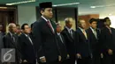 Mirza Adityaswara usai mengucapkan sumpah jabatan sebagai Anggota Dewan Komisioner OJK  di Sekretariat Mahkamah Agung, Jakarta, Kamis (20/8/2015). Mirza menggantikan Halim Alamsyah yang memasuki masa pensiun. (Liputan6.com/Helmi Fithriansyah)