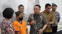 Pelku pembacokan suami di Surabaya diamankan polisi. (Dian Kurniawan/Liputan6.com)