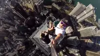 Pemuda nekat selfie di puncak gedung tertinggi ke-5 di Hong Kong.