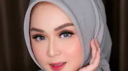 Tampil berkebaya serta ber-makeup, membuat Alifhia Fitria kian terlihat cantik. Selebgram asal Bogor ini membuat para warganet kian terpesona. Bahkan warganet tak ragu berikan komentar Alifhia sudah cocok terjun ke dunia selebriti dengan penampilan seperti ini. (Liputan6.com/IG/@alifhiafitri)