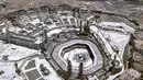 <p>Sebuah gambar pada 4 Juli 2022 menunjukkan pandangan umum Ka'bah (tengah) di Masjidil Haram, kota suci Mekah saat Arab Saudi menampung sekitar satu juta orang untuk ziarah haji. Satu juta peziarah yang divaksinasi di bawah usia 65 tahun akan menghadiri haji di bawah kondisi sanitasi yang ketat, dengan Masjidil Haram, digosok dan didesinfeksi 10 kali sehari. (Rania SANJAR / AFP)</p>