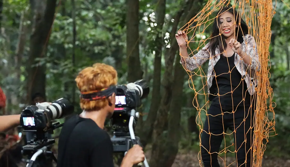 Bukan hal yang mudah memang bagi Asri menghadapi anaknya saat itu, seringkali ia menangis sepanjang hari meratapi kondisi anaknya. Ia pun berusaha tegar dan tetap melakukan kegiatan syuting di kesehariannya. (Bambang E.Ros/Bintang.com)