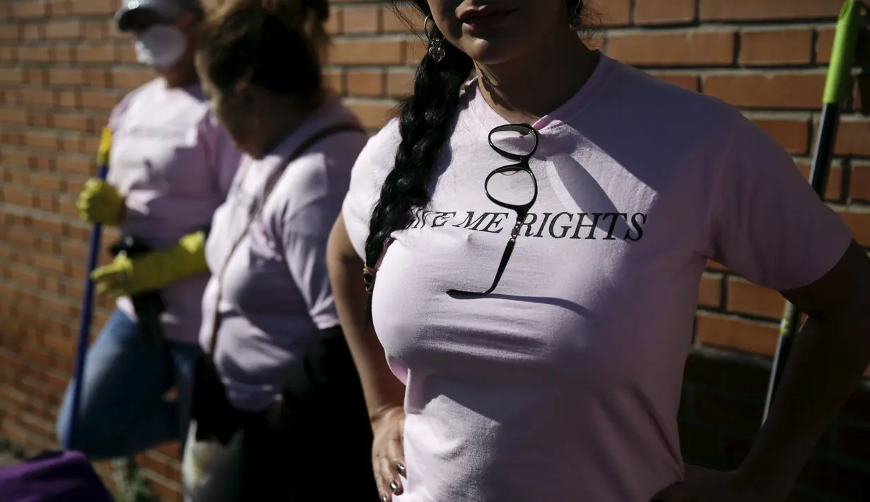 Sejumlah wanita pekerja seks saat membersihkan jalanan kota madrid, Spanyol , Rabu  (14/10/2015).  Hal ini merupakan sikap protes terhadap pandangan masyrakat terhadap para PSK ini. . (REUTERS/Andrea Comas)