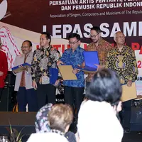 Persatuan Artis Penyanyi, Pencipta Lagu, dan Pemusik Republik Indonesia (PAPPRI) baru saja memilih Ketua baru. Tantowi Yahya menyerahkan pada AM Hendropriyono meneruskan tugasnya sebagai Ketua PAPPRI. (Nurwahyunan/Bintang.com)