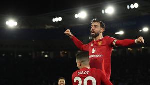 Dua pemain Manchester United (MU) asal Portugal, Bruno Fernandes dan Diogo Dalot, merayakan gol ketiga ke gawang Leicester City dalam laga pekan ke-29 Premier League 2024/2025 di King Power Stadium, Senin (17/3/2025) dini hari WIB. MU menang telak 3-0 atas Leicester City dalam laga ini. (Adrian Dennis / AFP)