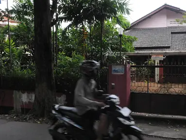 Salah satu perusahaan pemenang tender pengadaan uninterruptible power supply (UPS) untuk SMAN 2 Jakarta, PT Barkanatas Dharma ternyata adalah sebuah rumah tak berpenghuni. Foto diambil pada Minggu (1/3/2015). (Liputan6.com/Herman Zakharia)