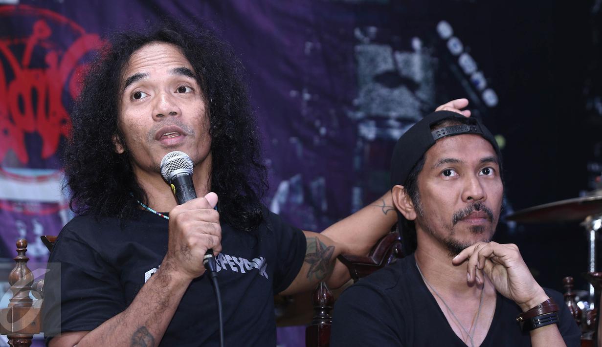 Slank mengekspresikan kebencian yang marak di medsos lewat sebuah gerakan tagar unik dalam jargon judul album mereka #Palalopeyank, Jakarta, Selasa (7/2). (Liputan6.com/Herman Zakharia)