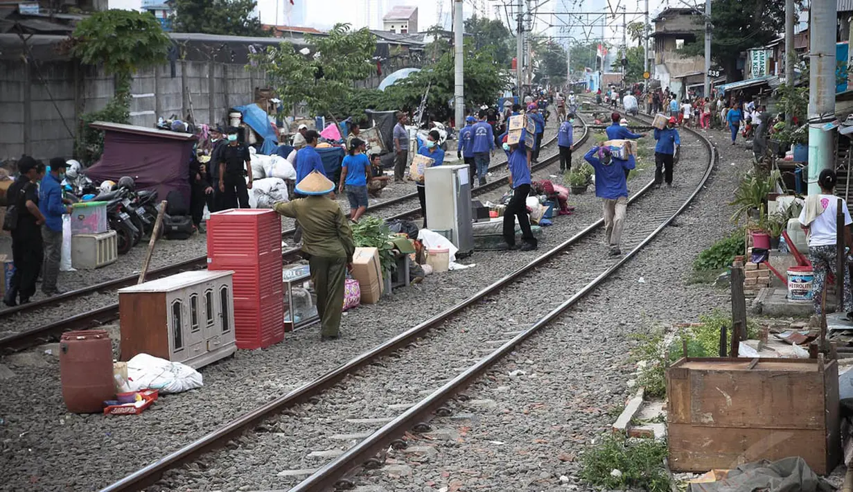 Pemerintah DKI Jakarta memberikan waktu selama tiga hari kepada warga yang tetap bertahan di pinggiran rel untuk segera membereskan barang=barang usai pembokaran. (Liputan6.com/Faizal Fanani)