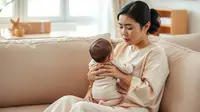 penyebab bayi rewel dan tidak mau menyusu ©Ilustrasi dibuat AI