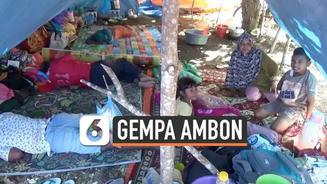 Warga yang mengungsi karena gempa di Ambon, Maluku alami kondisi yang sulit. Mereka belum menerima bantuan dari pemerintah walaupun telah seminggu lebih di pengungsian.