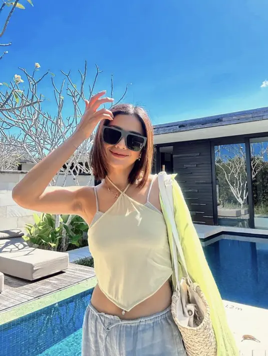 Wajahnya pun nampak flawless dengan riasannya. Menambahkan kacamata hitamnya. (@andiannsyah)