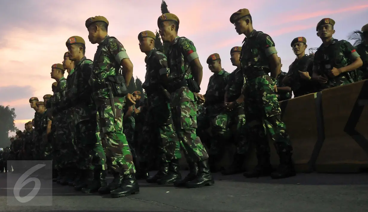 Sejumlah anggota TNI menggelar apel sebelum eksekusi penertiban permukiman di Pasar Ikan, Penjaringan, Jakarta, Senin (11/4). Polda Metro Jaya menurunkan 4.218 personel gabungan untuk mengamankan proses penertiban tersebut. (Liputan6.com/Gempur M Surya)