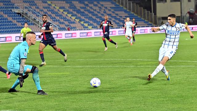 FOTO: Satu Genggaman Inter Milan di Trofi Liga Italia usai Bungkam Crotone