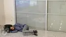 Seorang calon penumpang tertidur di lantai Bandara Internasional Ataturk, Istanbul, Rabu (19/4). Tahun 2015, bandara di kota terpadat Negara Turki itu merupakan bandara tersibuk ke 11 di dunia dengan 61,8 juta penumpang. (Liputan6.com/Immanuel Antonius)