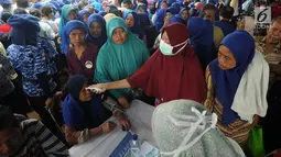 Suasana pengobatan massal di Ciampea, Bogor, Jawa Barat, Senin (26/3). Acara ini dihadri oleh Ketua Umum Partai Demokrat Susilo Bambang Yudhoyono atau SBY. (Merdeka.com/Arie Basuki)
