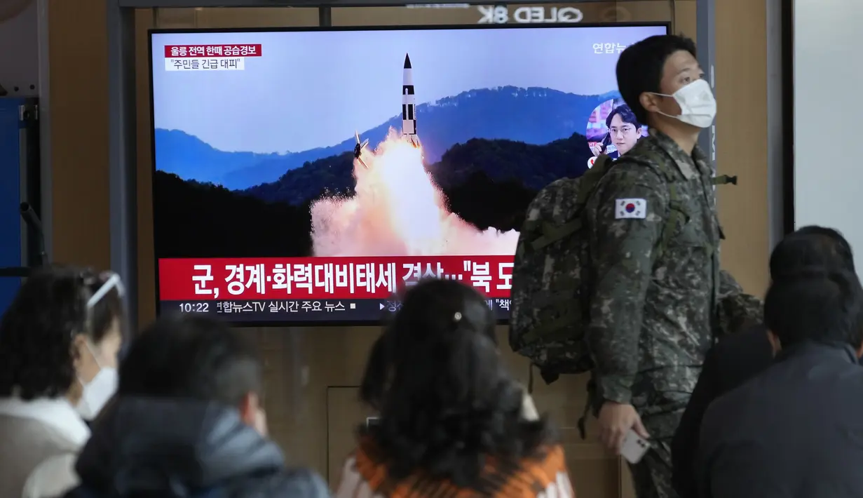 Seorang tentara Korea Selatan melewati layar TV yang menunjukkan file gambar peluncuran rudal Korea Utara selama program berita di Stasiun Kereta Api Seoul di Seoul, Rabu (2/11/2022). Peluncuran ini dilakukan setelah Pyongyang meminta Amerika Serikat (AS) dan Korsel menghentikan latihan militer skala besar mereka, Selasa, 1 November 2022. (AP Photo/Ahn Young-joon)