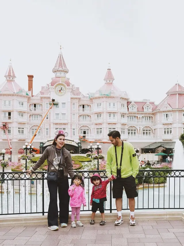 Momen Syahnaz Sadiqah dan Jeje Bawa Anak Kembar Liburan di Paris-IG