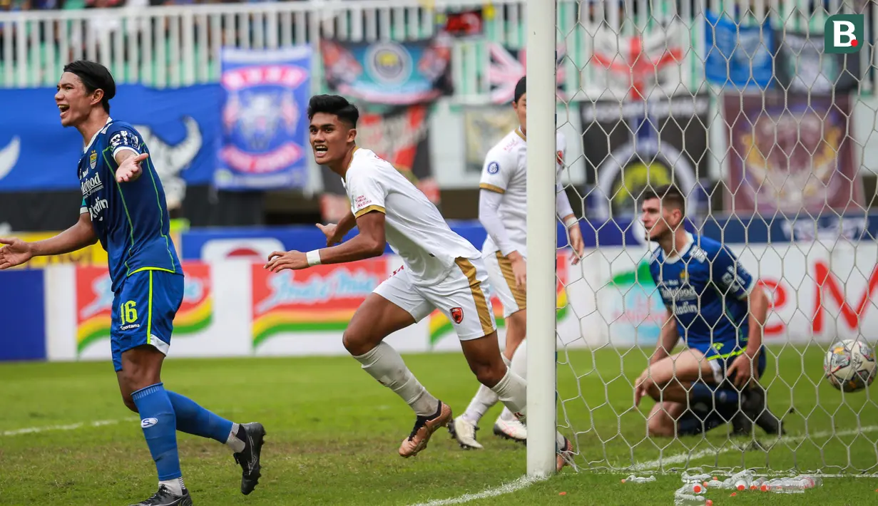 <p>Pemain PSM Makassar, Ramadhan Sananta (tengah)&nbsp;berhasil menjebol gawang Persib Bandung saat laga lanjutan BRI Liga 1 2022/2023 antara Persib Bandung melawan PSM Makassar di Stadion Pakansari, Bogor, Selasa (14/02/2023). (Bola.com/Bagaskara Lazuardi)</p>