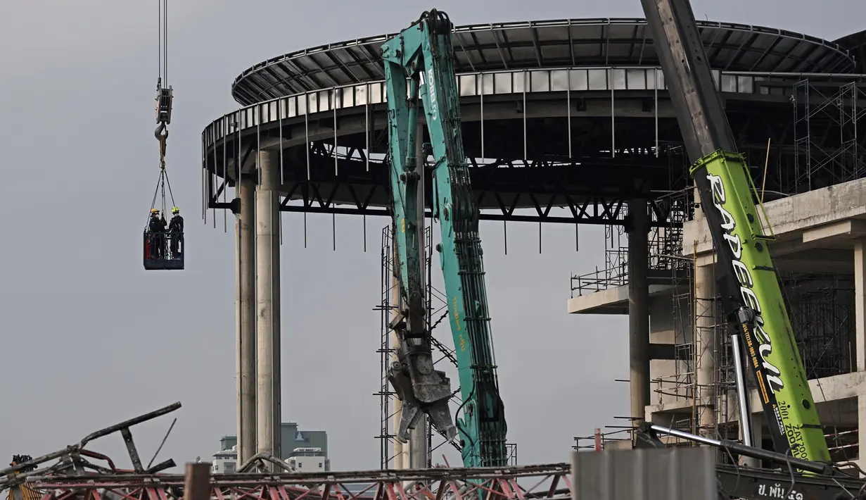 Sebanyak sembilan korban ditemukan di reruntuhan gedung pencakar langit yang sedang dibangun. (Lillian SUWANRUMPHA/AFP)