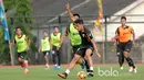 Aksi Septian David saat menggiring bola pada sesi latihan di lapangan UNY, Yokyakarta, Senin (6/2/2017). Mitra Kukar akan melawan PSS Sleman pada partai berikut. (Bola.com/Nicklas Hanoatubun)