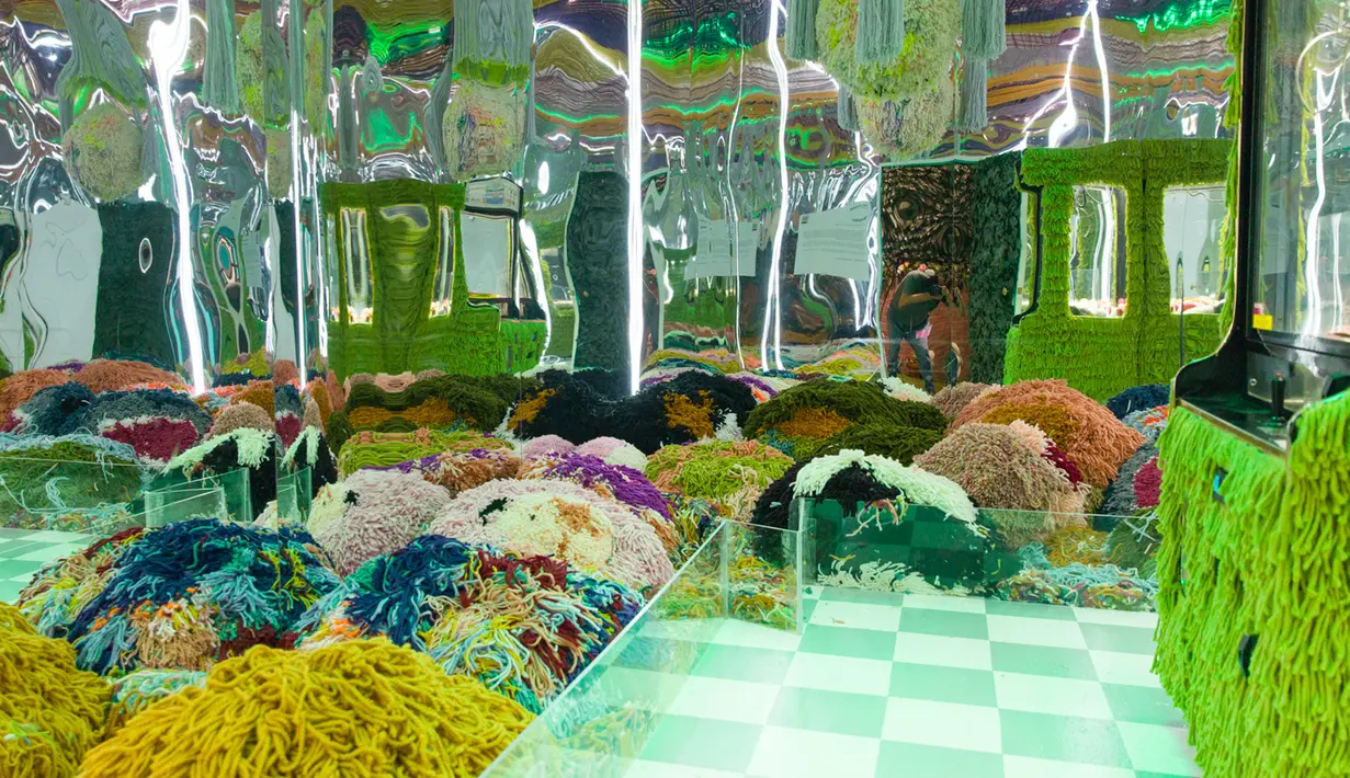 Karya seni berbahan serat yang menampilkan dunia dongeng terlihat dalam pameran seni bertajuk "Intangible" di Dallas, Texas, Amerika Serikat, 21 Oktober 2020. Semua karya seni dalam pameran itu terbuat dari bahan serat atau fiber, yang menarik banyak pengunjung. (Xinhua/Dan Tian)