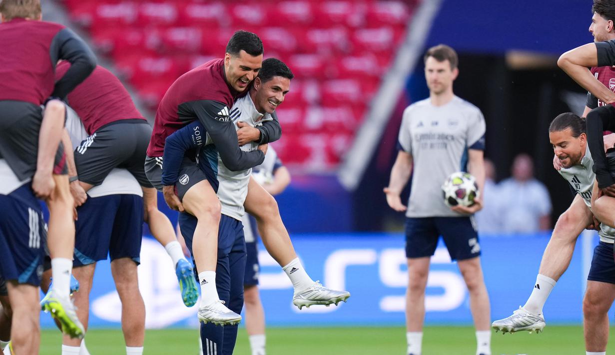 Pelatih Arsenal, Mikel Arteta, menggendong Mikel Merino saat sesi latihan jelang hadapi PSG di final Liga Champions di Puskas Arena, Budapest, Hungaria, Jumat (29/5/2026). (AP Photo/Andreea Alexandru)
