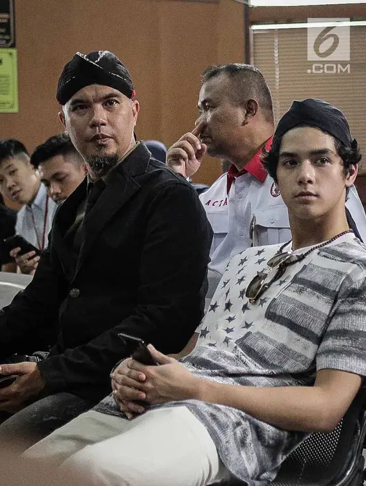 Al Ghazali mendampingi ayahnya Ahmad Dhani menjalani sidang lanjutan kasus ujaran kebencian (Hate Speech) di media sosial Twitter di PN Jakarta Selatan, Senin (30/4).  Sidang beragendakan tanggapan Jaksa penuntut umum. (Liputan6.com/Faizal Fanani)