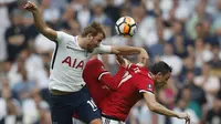 Duel pemain Tottenham Hotspur, Harry Kane (kiri) dan pemain Manchester United, Nemanja Matic pada semifinal Piala FA di Wembley stadium, London, (21/4/2018). MU menang 2-1. (AP/Frank Augstein)