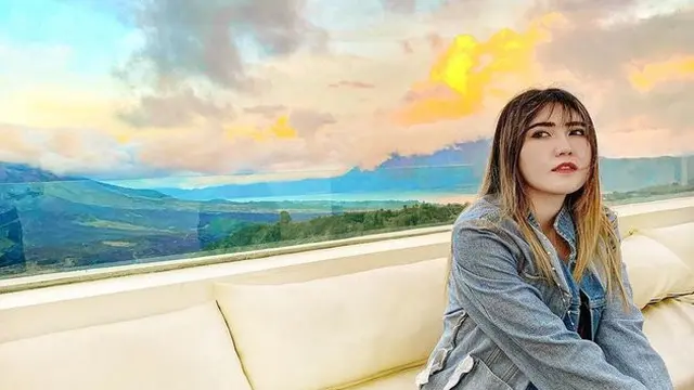 6 Momen Liburan Via Vallen di Kintamani Bali, Nikmati Pemandangan Langit Senja