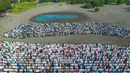 Hari ini Jumat 20 Maret 2026, jutaan umat muslim Muhammadiyah di seluruh Indonesia menggelar salat Idul Fitri 1447 Hijriah. Tampak foto udara menunjukkan umat muslim saat melaksanakan salat Idul Fitri 1447 Hijriah yang juga menandai berakhirnya bulan suci Ramadan, di Pantai Parangkusumo, Bantul, Yogyakarta pada Jumat 20 Maret 2026. (DEVI RAHMAN/AFP)