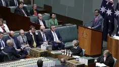 Presiden Joko Widodo (kanan) saat berpidato di Parlemen Australia di Canberra, Senin, (10/2/2020). Di hari ketiga kunjungan kenegaraan, Presiden Joko Widodo menyambangi Gedung Parlemen, Canberra, Australia dan bertemu dengan PM Australia Scott Morrison. (AP Photo/Rick Rycroft)