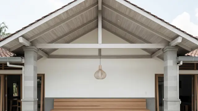 Teras Tradisional Modern dengan Atap Pelana Tinggi