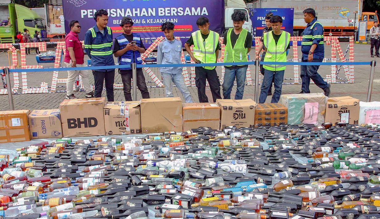 Langkah ini merupakan bagian dari implementasi Green Customs, untuk memastikan seluruh barang musnah tanpa meninggalkan limbah berbahaya bagi lingkungan. Tampak dalam foto, pekerja melihat pemusnahan barang ilegal hasil penindakan di bidang kepabeanan dan cukai di ICE BSD City, Tangerang, Rabu (12/11/2025). (merdeka.com/Arie Basuki)