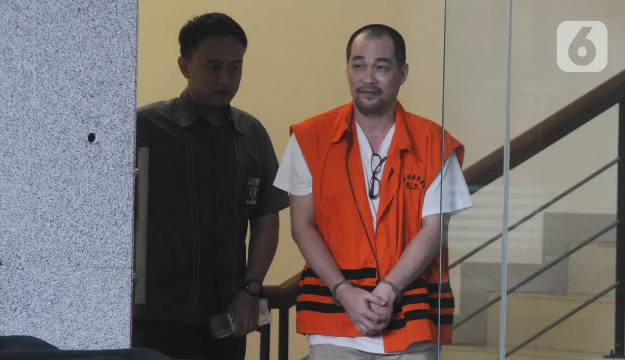 Direktur PT Mitra Bungo Abadi, Makmur alias Aan (kanan) usai menjalani pemeriksaan di Gedung KPK, Jakarta, Senin (23/12/2019). Makmur diperiksa sebagai tersangka terkait kasus dugaan korupsi proyek Jalan Batu Panjang-Pangkalan Nyirih di Kabupaten Bengkalis TA 2013-2015. (merdeka.com/Dwi Narwoko)