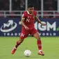 Pemain Timnas Indonesia,&nbsp;Asnawi Mangkualam&nbsp;mengontrol bola dalam laga Grup A Piala AFF 2022 melawan Kamboja yang berlangsung di Stadion Utama Gelora Bung Karno, (SUGBK), Jumat (23/12/2022). (Bola.com/Abdul Azis)