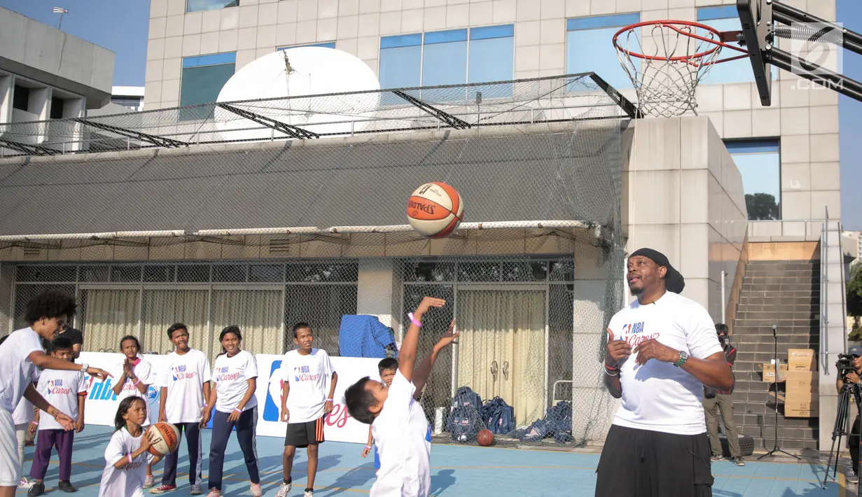 Seorang anak saat mengikuti Coaching Clinic Basket dengan Sam Perkins di Lapangan Basket, US Embassy, Annex, Jakarta, Kamis (7/9). Kegiatan untuk menularkan semangat berolahraga ke generasi muda Indonesia. (Liputan6.com/Faizal Fanani)