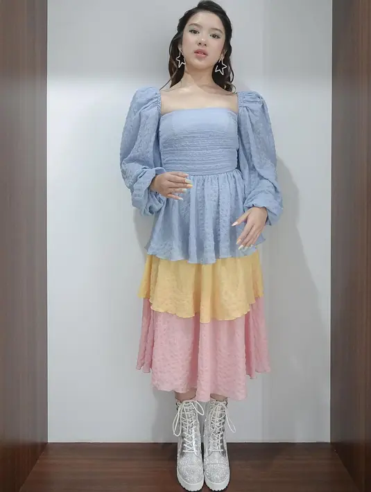 "Ngerti nggak sih kayak wah ganteng nih, gitu doang. Anak SD udah mulai suka-sukaan gitu. Dia kakak kelas anak basket," kata Tiara Andini sambil tertawa malu.  (Instagram/tiaraandini)