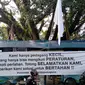 Paguyuban PKL Cikapundung Barat memasang bendera putih tanda terdampaknya usaha mereka di masa pembatasan kegiatan masyarakat, Senin (19/7/2021). (Liputan6.com/Huyogo Simbolon)