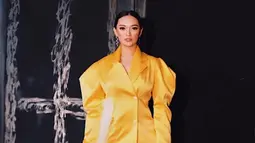 Wanita kelahiran 27 April 1990 ini tampil edgy dengan blazer oversize warna kuning. Penampilannya kian sempurna dengan makeup nude dan rambut yang dikuncir ke belakang. Sebagai penunjang penampilan, Zaskia memakai anting panjang zigzag. (Liputan6.com/IG/@zaskia_gotix)