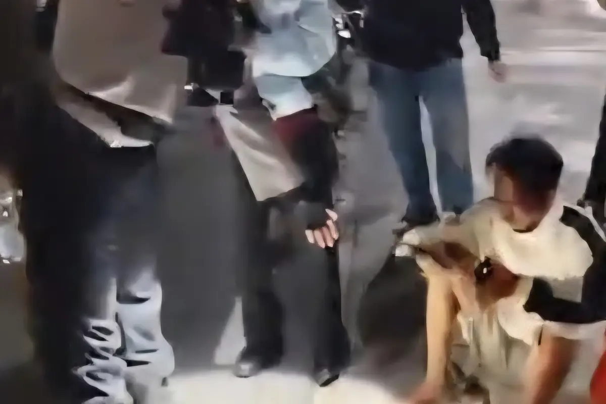 Tim Jaguar Presisi Polres Metro Depok saat membantu penanganan pengendara yang alami kecelakaan di Jalan Raya Margonda, Depok.